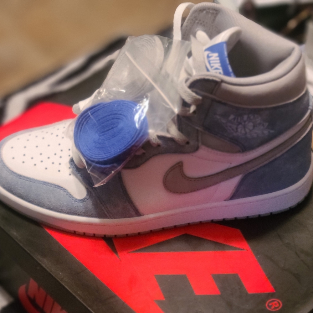 Shoes - Picture 2 of 3